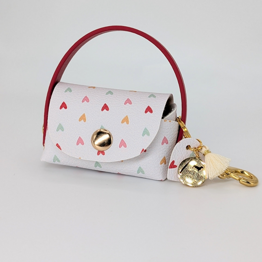 Poki Hearts Kotbeuteltasche aus BioThane & Kunstleder mit Herz-Design, Magnetverschluss, Karabiner & Tütenöffnung, inkl. 1 Rolle Hundekotbeutel – LucyLuDesign