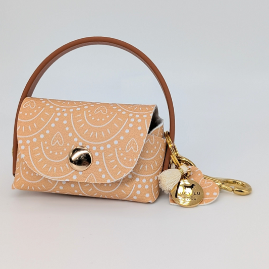 „Poki Camel Kotbeuteltasche aus BioThane & Kunstleder mit Camel-Design, Magnetverschluss, Karabiner & Tütenöffnung, inkl. 1 Rolle Hundekotbeutel – LucyLuDesign“