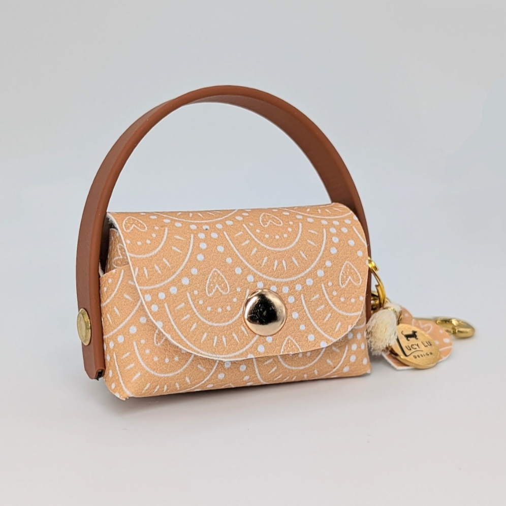 „Poki Camel Kotbeuteltasche aus BioThane & Kunstleder mit Camel-Design, Magnetverschluss, Karabiner & Tütenöffnung, inkl. 1 Rolle Hundekotbeutel – LucyLuDesign“