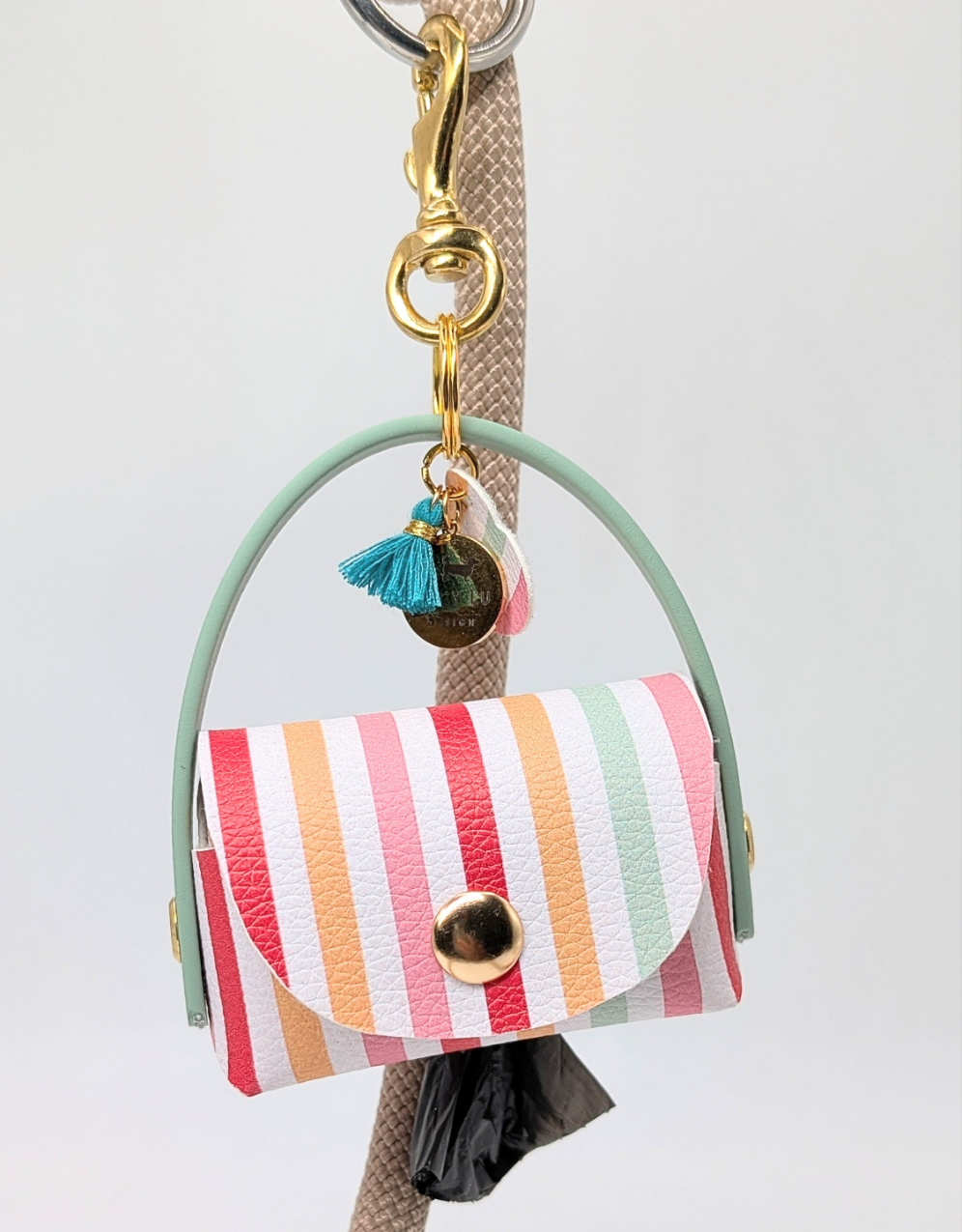 „Poki Stripes Kotbeuteltasche aus BioThane & Kunstleder mit Streifen-Design, Magnetverschluss, Karabiner & Tütenöffnung, inkl. 1 Rolle Hundekotbeutel – LucyLuDesign“