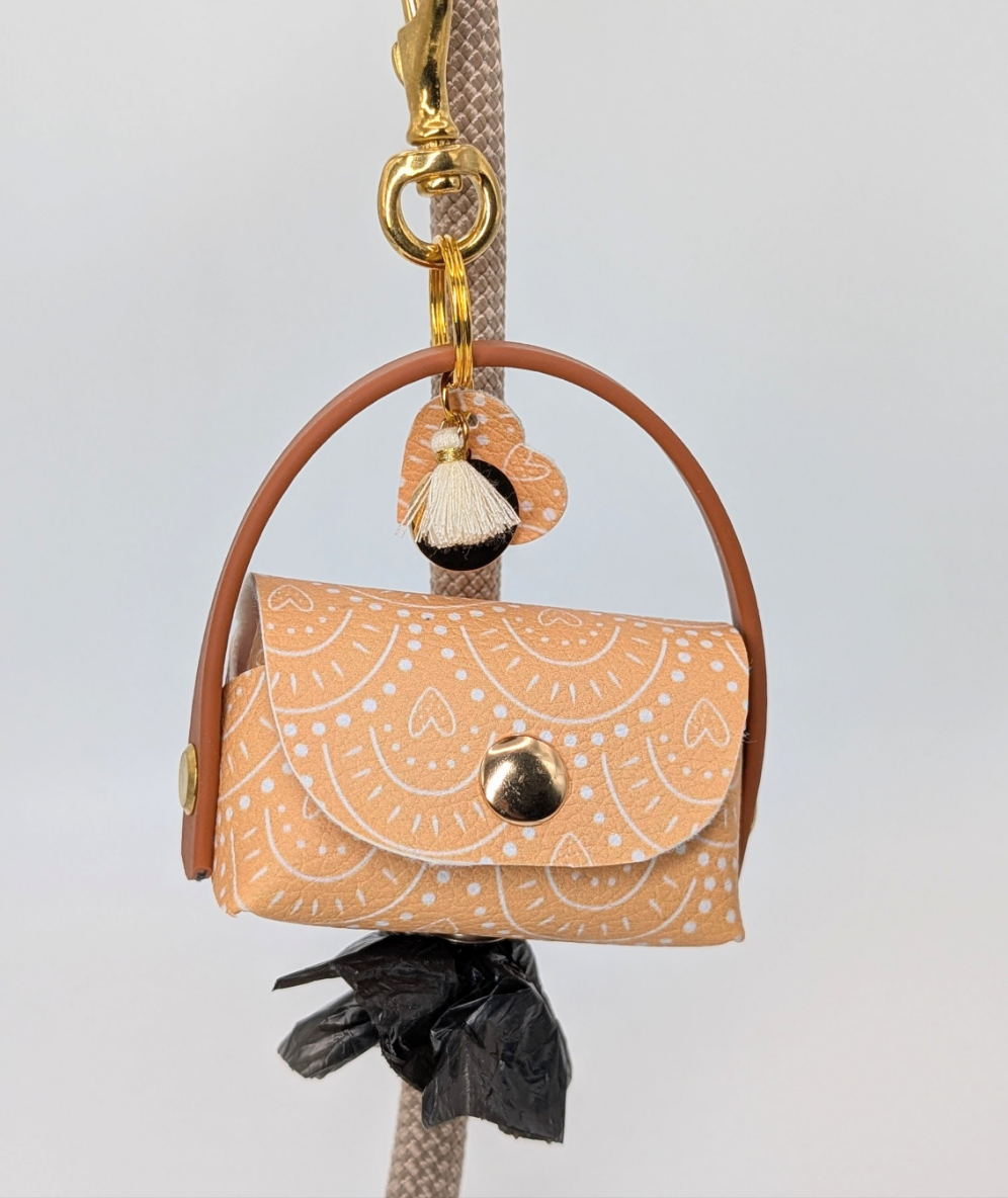 „Poki Camel Kotbeuteltasche aus BioThane & Kunstleder mit Camel-Design, Magnetverschluss, Karabiner & Tütenöffnung, inkl. 1 Rolle Hundekotbeutel – LucyLuDesign“