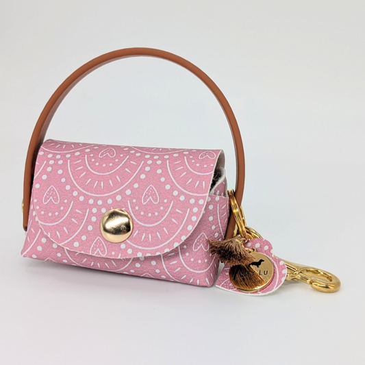 „Poki Rose Kotbeuteltasche aus BioThane & Kunstleder mit Rosé-Design, Magnetverschluss, Karabiner & Tütenöffnung, inkl. 1 Rolle Hundekotbeutel – LucyLuDesign“
