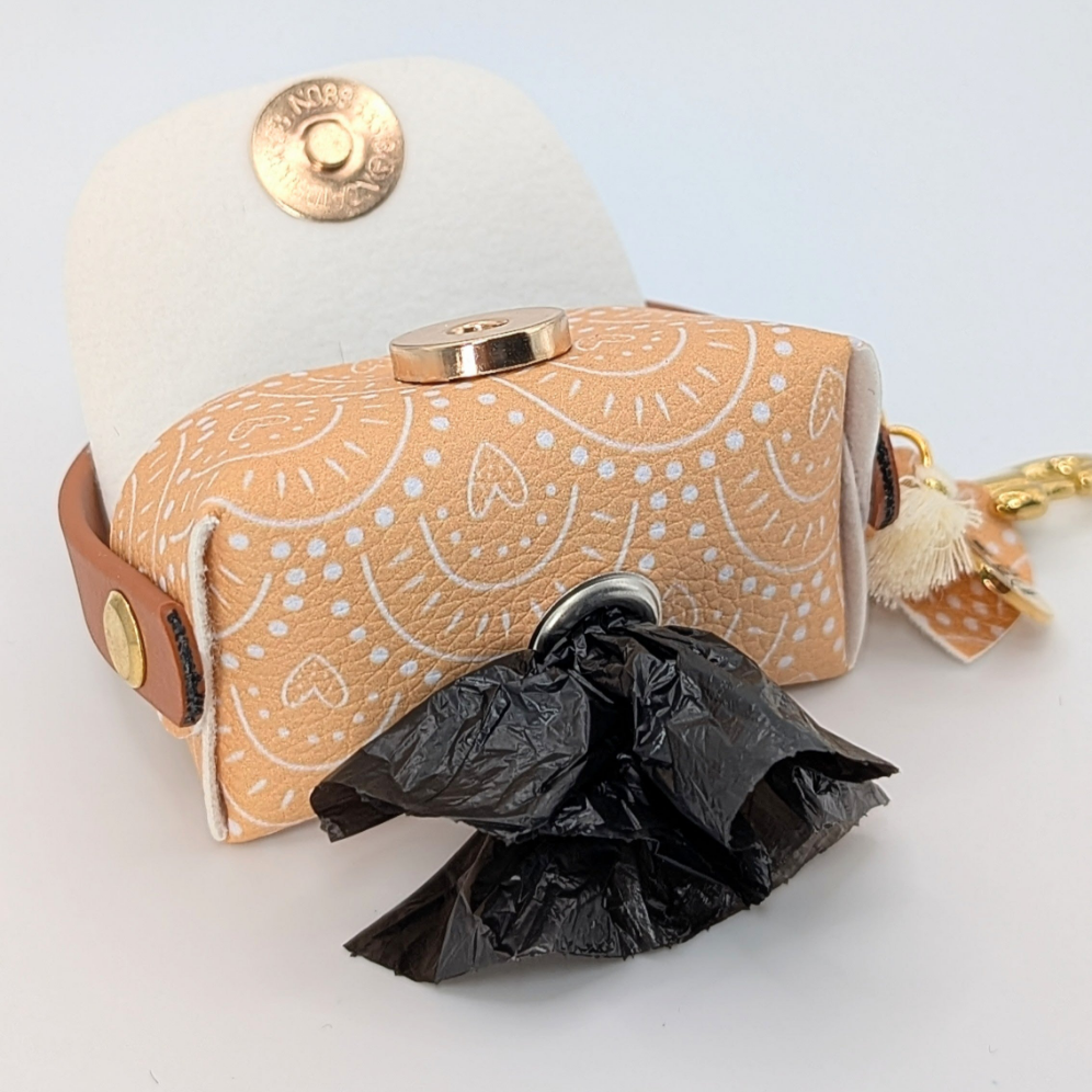 „Poki Camel Kotbeuteltasche aus BioThane & Kunstleder mit Camel-Design, Magnetverschluss, Karabiner & Tütenöffnung, inkl. 1 Rolle Hundekotbeutel – LucyLuDesign“