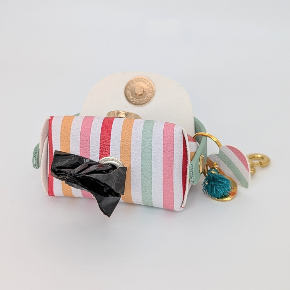 „Poki Stripes Kotbeuteltasche aus BioThane & Kunstleder mit Streifen-Design, Magnetverschluss, Karabiner & Tütenöffnung, inkl. 1 Rolle Hundekotbeutel – LucyLuDesign“
