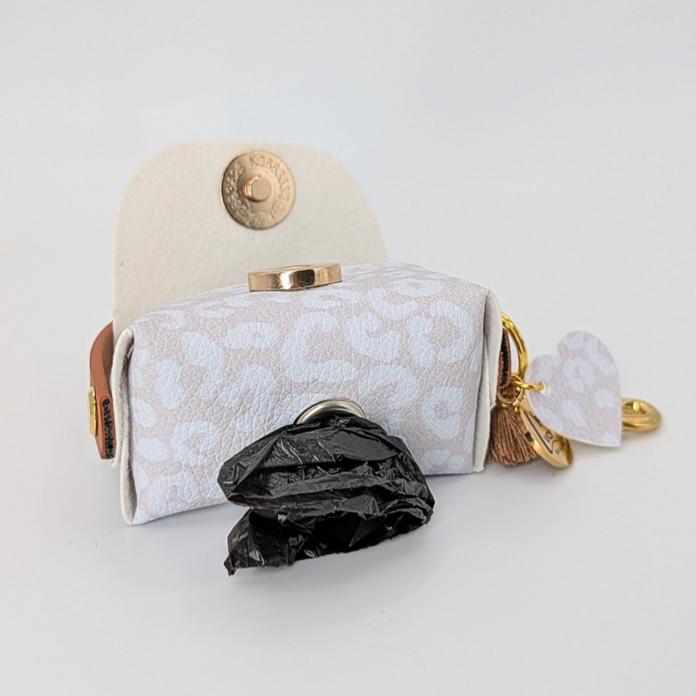 „Poki Cow Kotbeuteltasche aus BioThane & Kunstleder mit Kuhfell-Design, Magnetverschluss, Karabiner & Tütenöffnung, inkl. 1 Rolle Hundekotbeutel – LucyLuDesign“