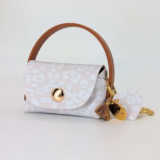 „Poki Cow Kotbeuteltasche aus BioThane & Kunstleder mit Kuhfell-Design, Magnetverschluss, Karabiner & Tütenöffnung, inkl. 1 Rolle Hundekotbeutel – LucyLuDesign“