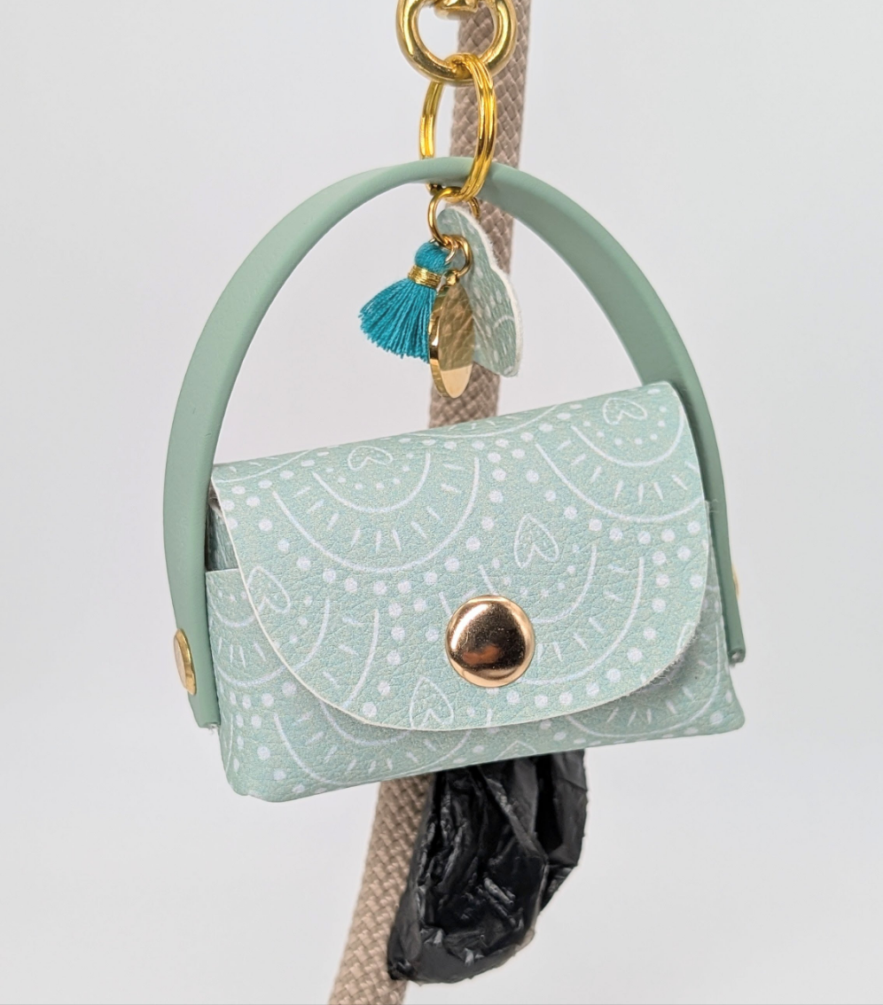 „Poki Türkis Kotbeuteltasche aus BioThane & Kunstleder mit Türkis-Design, Magnetverschluss, Karabiner & Tütenöffnung, inkl. 1 Rolle Hundekotbeutel – LucyLuDesign“