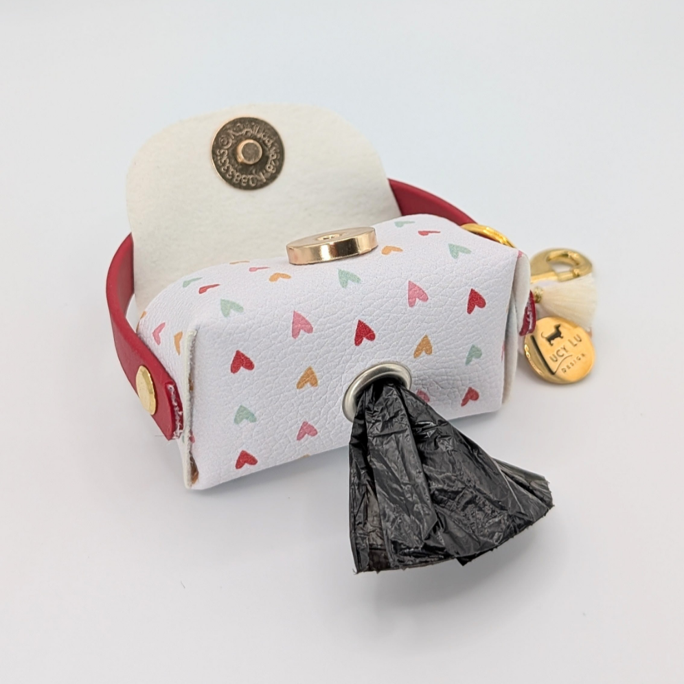 Poki Hearts Kotbeuteltasche aus BioThane & Kunstleder mit Herz-Design, Magnetverschluss, Karabiner & Tütenöffnung, inkl. 1 Rolle Hundekotbeutel – LucyLuDesign