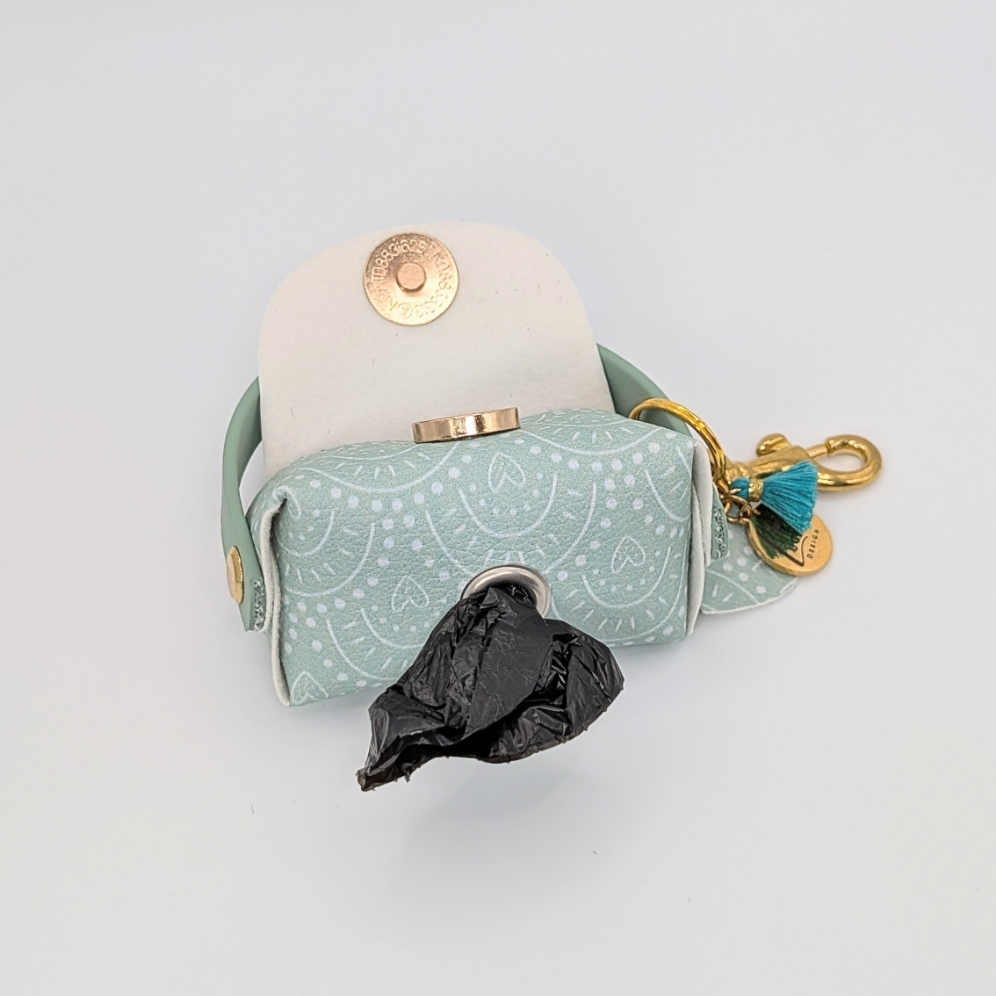 „Poki Türkis Kotbeuteltasche aus BioThane & Kunstleder mit Türkis-Design, Magnetverschluss, Karabiner & Tütenöffnung, inkl. 1 Rolle Hundekotbeutel – LucyLuDesign“
