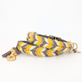 Load image into Gallery viewer, Leder-Set Golden Mist mit Leder Hundehalsband und Leder Hundeleine in Grau und warmen Gelbtönen – handgemacht von LucyLu Design®
