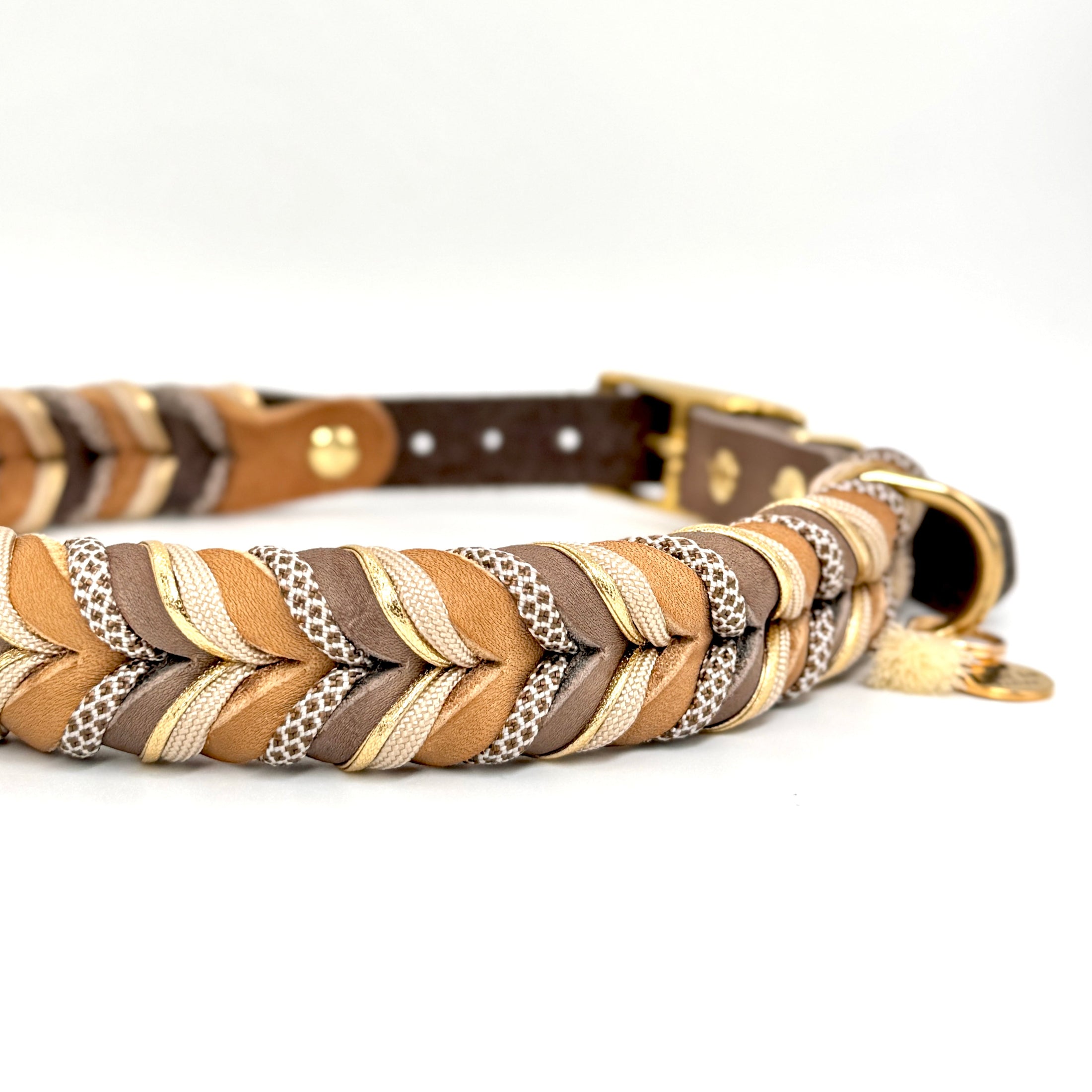 Hund mit Halsband „Toffee“ in warmem Braun