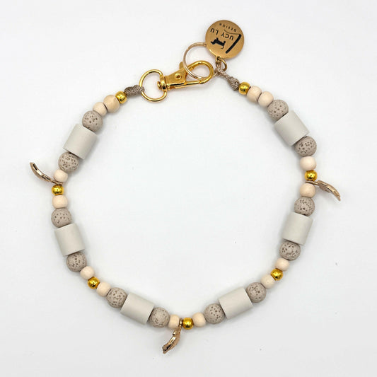 Stilvolle Hundekette Sandshell – Zeckenschutz und Schmuck in einem