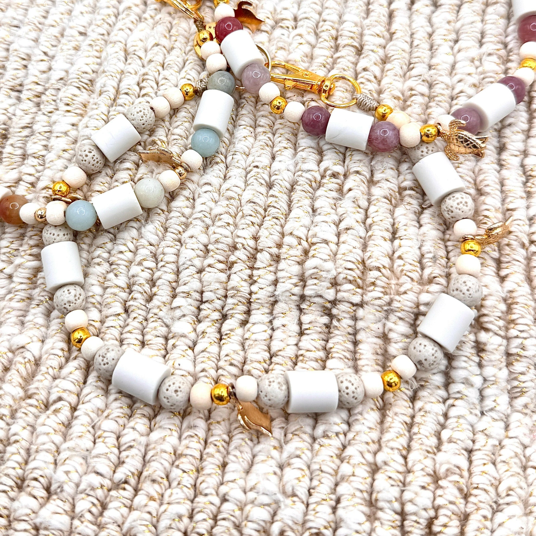 Stilvolle Hundekette Sandshell – Zeckenschutz und Schmuck in einem