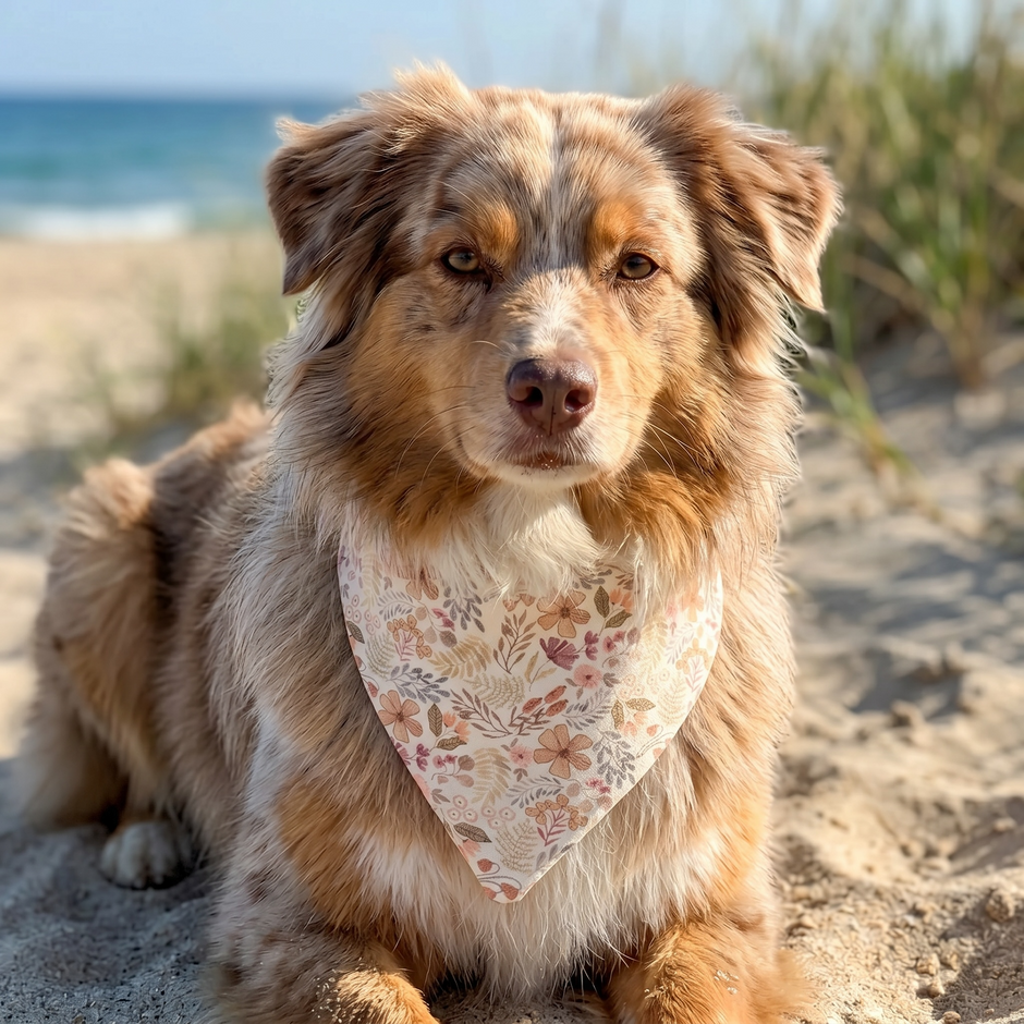Musselin-Bandana Soft Bloom mit zartem Blumenprint in sanften Beige- und Naturtönen von LucyLu Design®