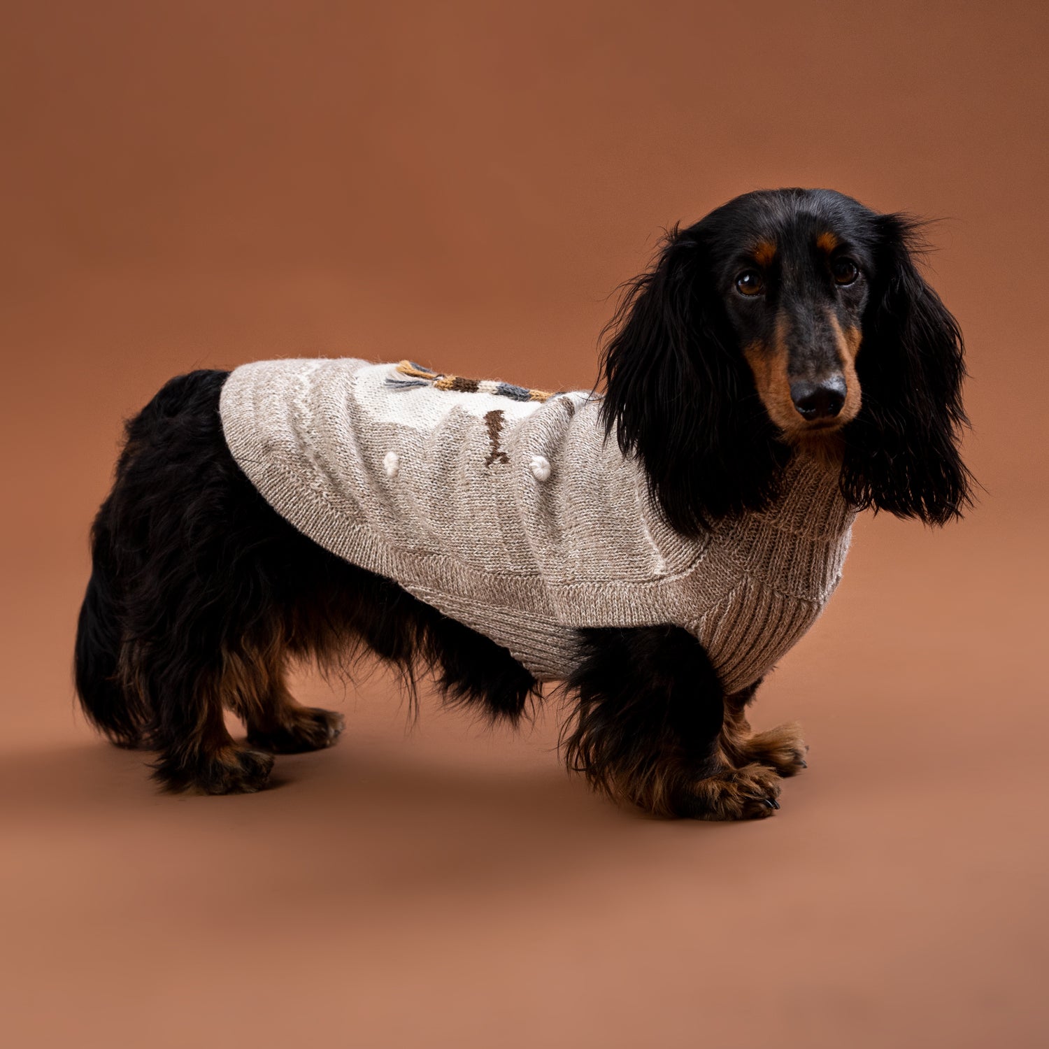 Hundepullover Snowman Taupe aus Alpakawolle – handgefertigt in Taupe mit Schneemann-Motiv