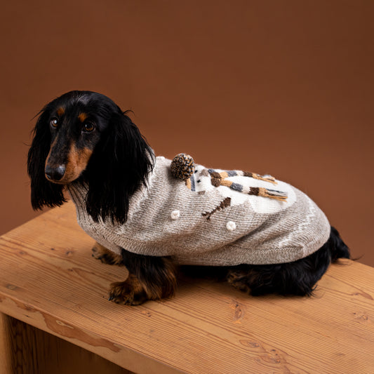 Hundepullover Snowman Taupe aus Alpakawolle – handgefertigt in Taupe mit Schneemann-Motiv
