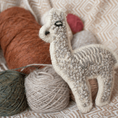 Bild in Galerie-Betrachter laden, Alpaka-Toys mit Quietscher – handgefertigte Plüsch-Alpakas aus Alpakawolle aus Peru

