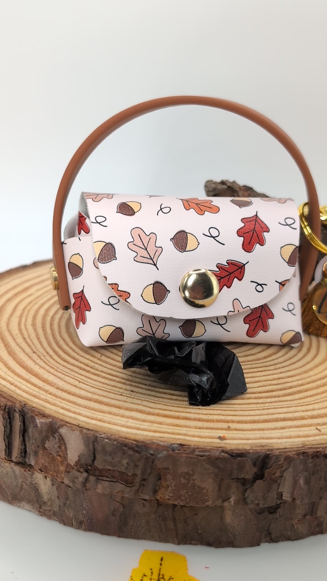Poki „Autumn“ – Kotbeutelhalter mit Eichel- und Blätterdesign, handgefertigt, wählbar in Edelstahl oder Messing