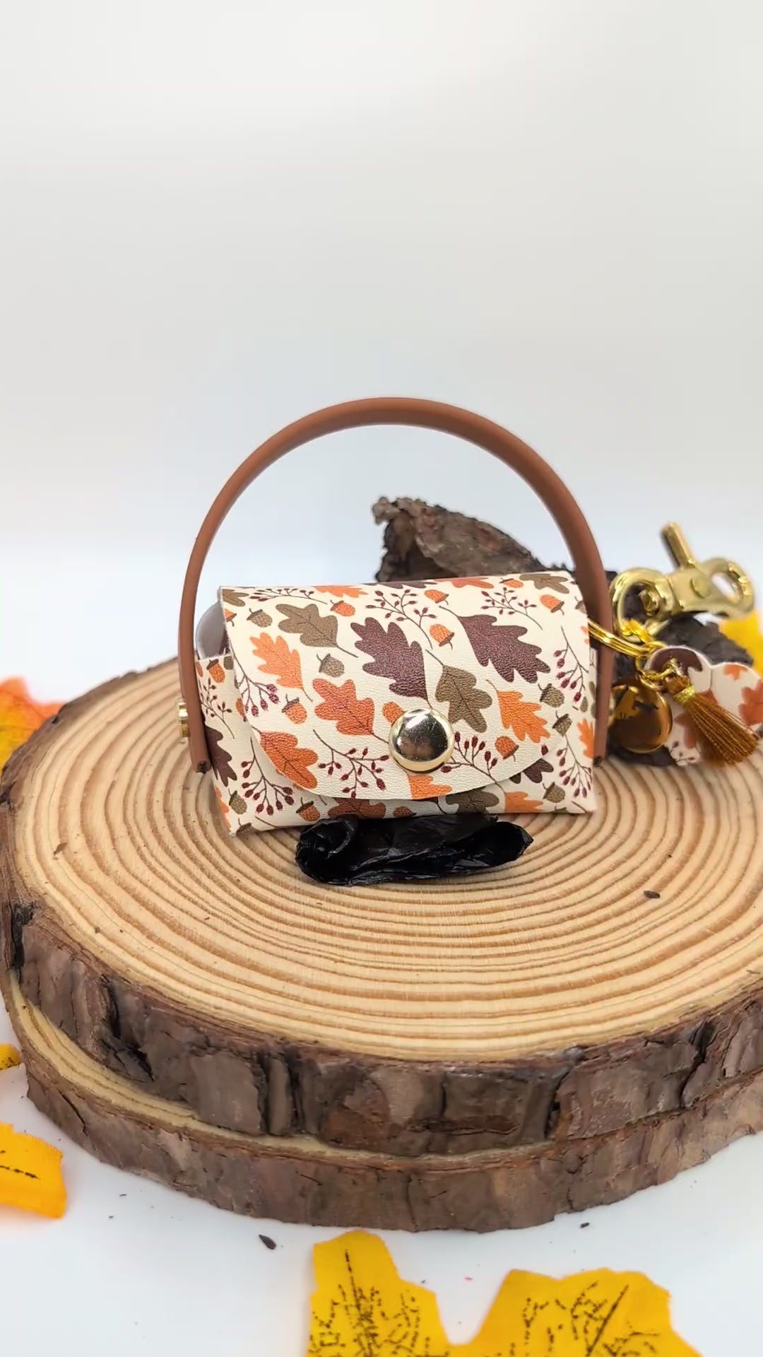 Poki „Fall“ – Kotbeutelhalter mit buntem Blätterdesign in Herbstfarben, wählbar mit Edelstahl oder Messing