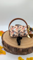 Video in Galerie-Betrachter laden und wiedergeben, Poki „Pumpkin“ – herbstlicher Kotbeutelhalter mit Kürbis-Design, wählbar in Edelstahl (Silber) oder Messing (Gold)
