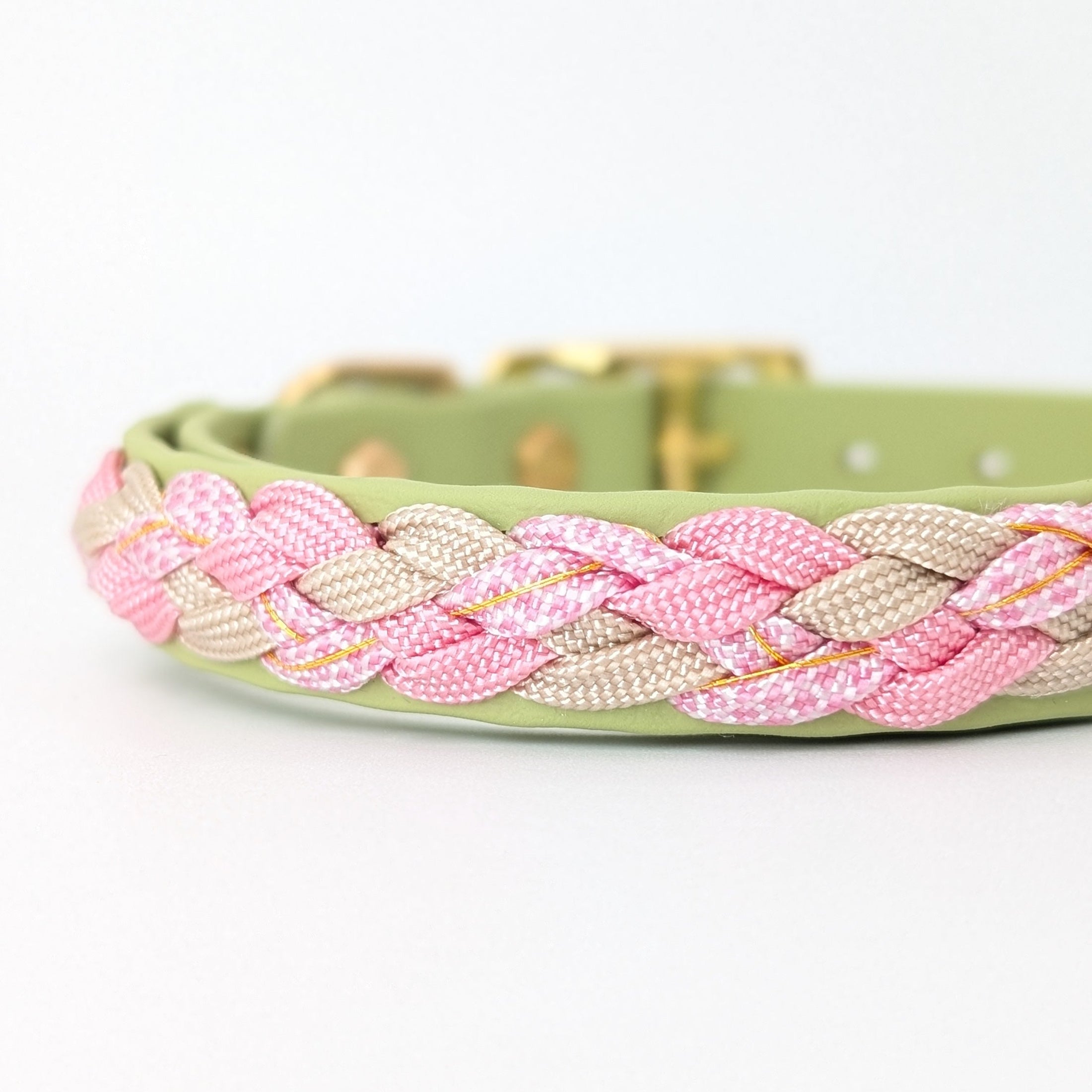 Calma Bloom Hundehalsband aus geflochtenem Paracord in frischer Farbkombination, handgemacht und passend zur Calma Leine Bloom.