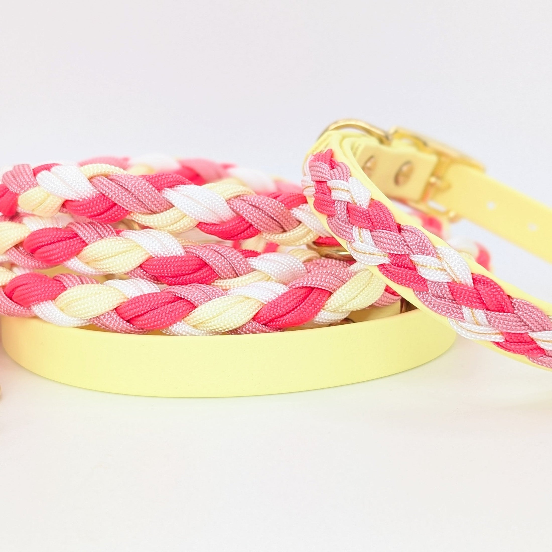Calma Candy Cream Hundeleine aus geflochtenem Paracord in sanfter Farbkombination mit optionalem Kurzführer aus BioThane® oder Leder.