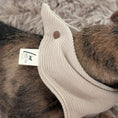 Bild in Galerie-Betrachter laden, Strick-Bandana Beige Toffee – handgefertigt & personalisierbar

