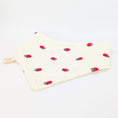 Bild in Galerie-Betrachter laden, Musselin-Bandana Strawberry Dots mit kleinen Erdbeeren und feinen Punkten auf hellem Hintergrund von LucyLu Design®

