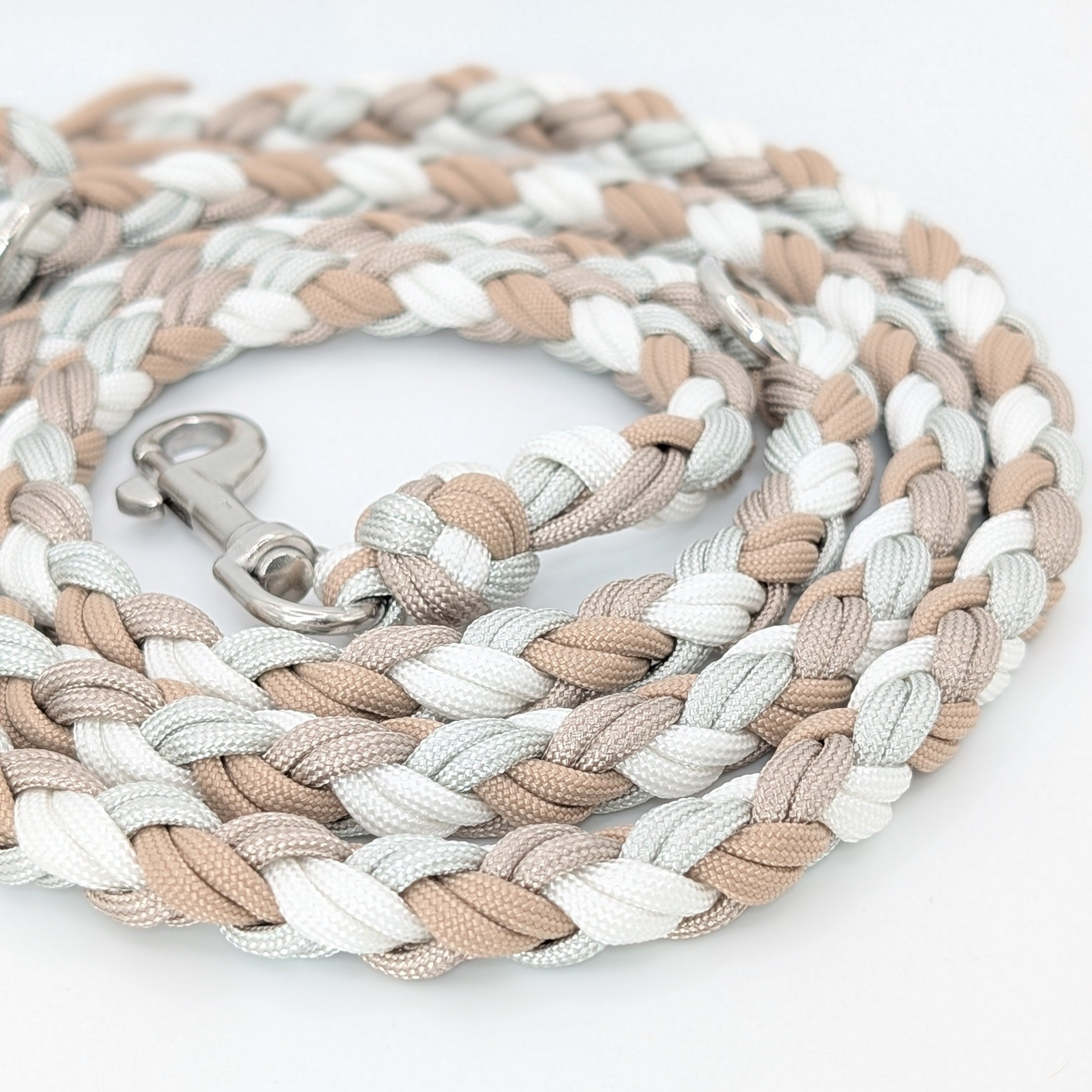 Calma Alva Hundeleine aus geflochtenem Paracord in der Alva-Farbkombination mit optionalem Kurzführer aus BioThane® oder Leder.