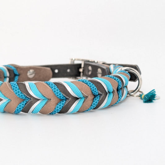 Lederhalsband Robin aus Leder in ruhigen Wintertönen mit frischem Akzent – handgemacht