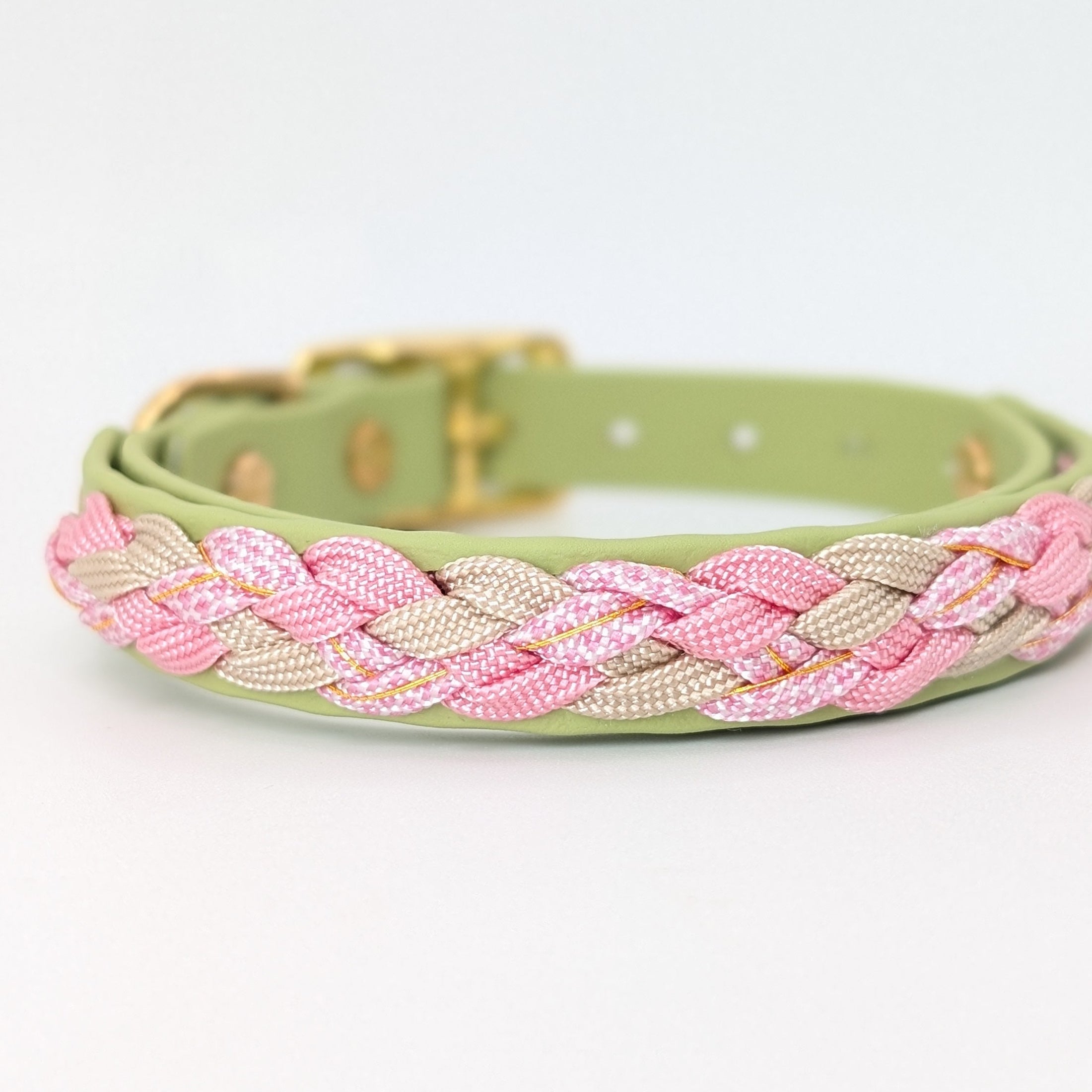Calma Bloom Hundehalsband aus geflochtenem Paracord in frischer Farbkombination, handgemacht und passend zur Calma Leine Bloom.