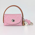 Bild in Galerie-Betrachter laden, „Poki Rose Kotbeuteltasche aus BioThane & Kunstleder mit Rosé-Design, Magnetverschluss, Karabiner & Tütenöffnung, inkl. 1 Rolle Hundekotbeutel – LucyLuDesign“
