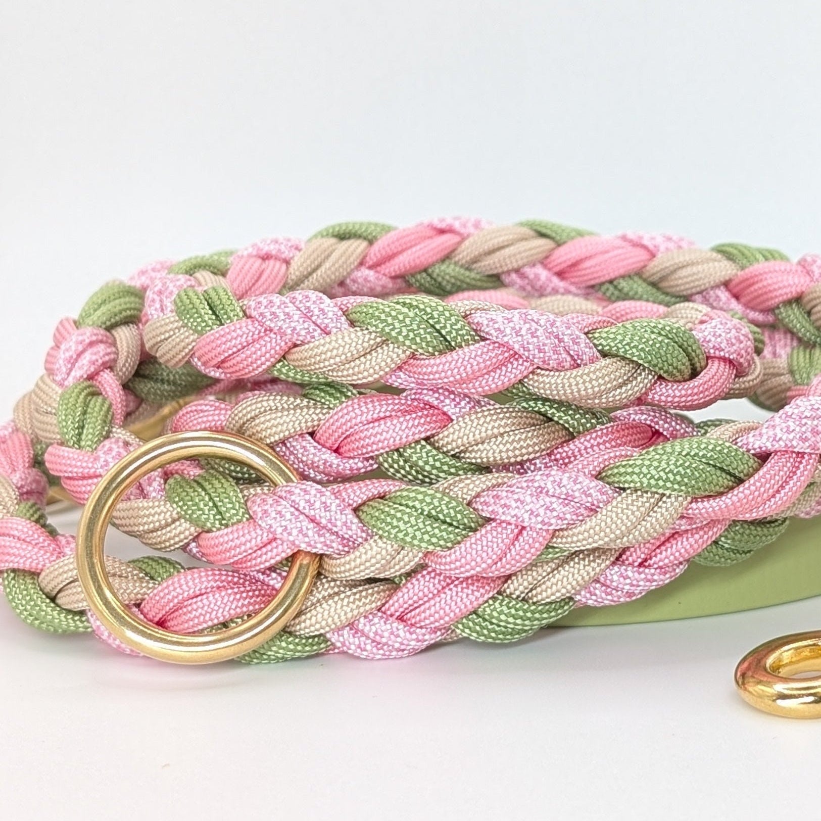 Calma Bloom Hundeleine aus geflochtenem Paracord in frischer Farbkombination mit optionalem Kurzführer aus BioThane® oder Leder.