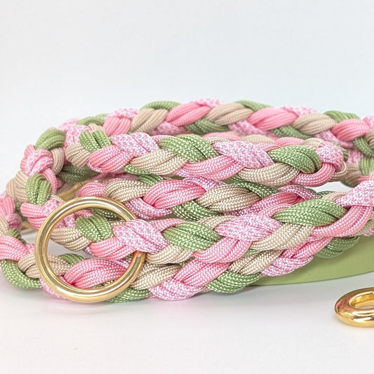 Calma Bloom Hundeleine aus geflochtenem Paracord in frischer Farbkombination mit optionalem Kurzführer aus BioThane® oder Leder.
