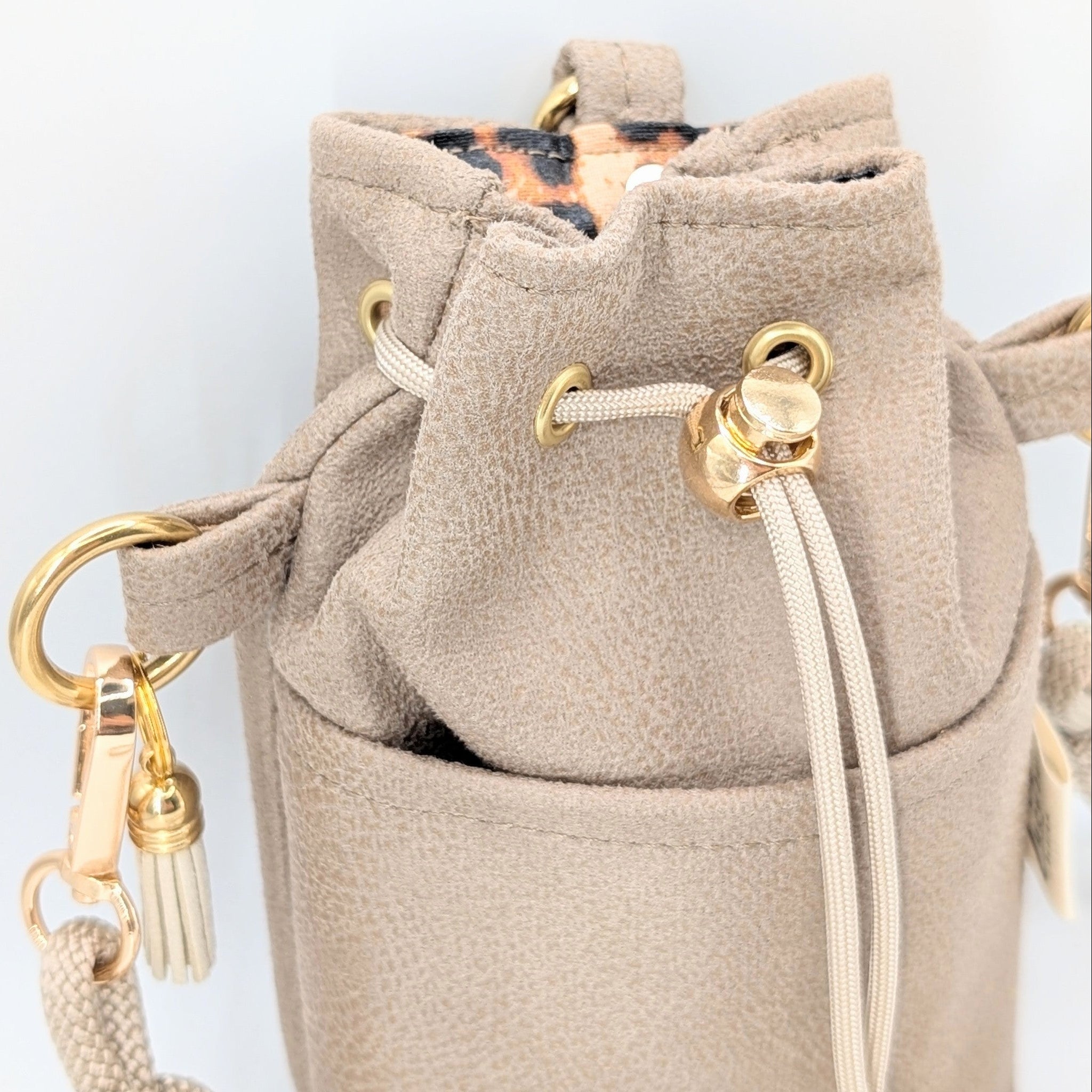 Snack Bag Leo Leckerlietasche in Soft Nougat mit Schulterseil