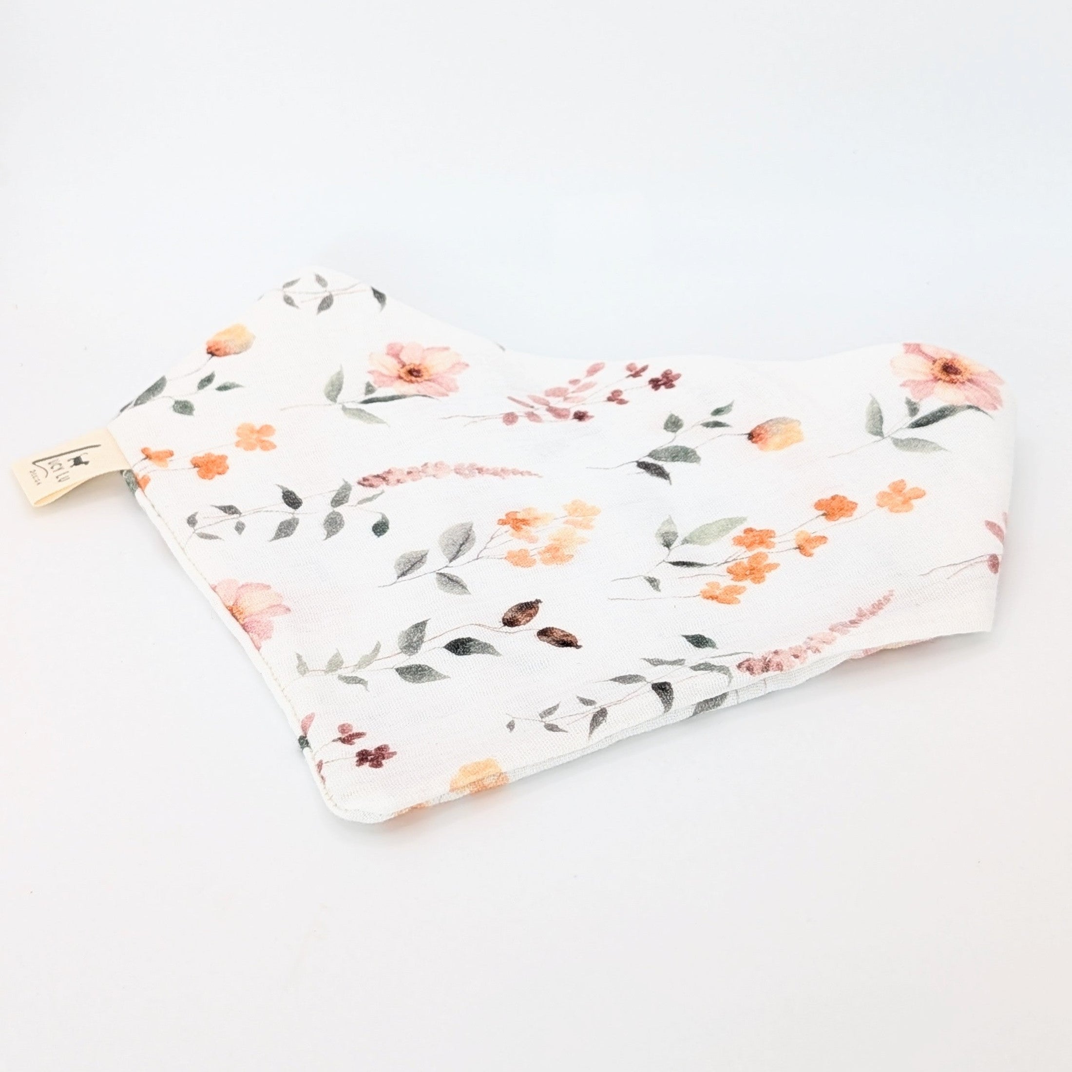 Musselin-Bandana Soft Meadow mit zartem Blumenprint in sanften Frühlingsfarben von LucyLu Design®