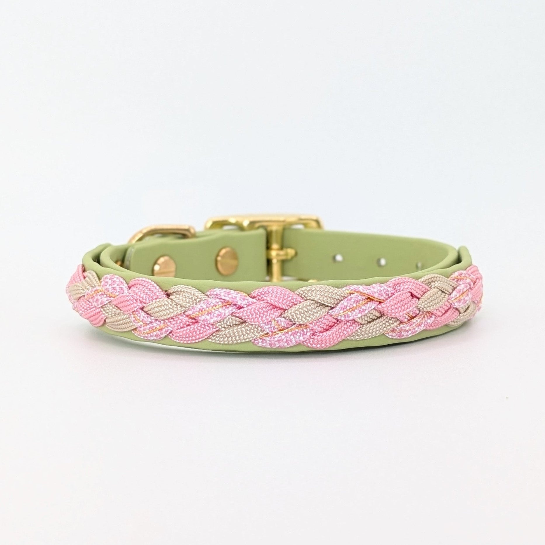 Calma Bloom Hundehalsband aus geflochtenem Paracord in frischer Farbkombination, handgemacht und passend zur Calma Leine Bloom.
