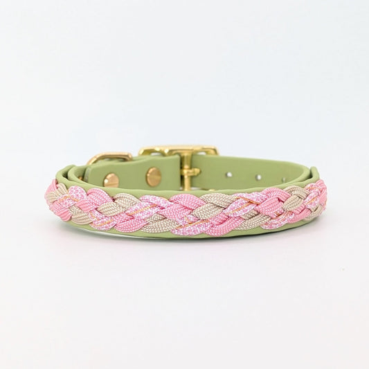 Calma Bloom Hundehalsband aus geflochtenem Paracord in frischer Farbkombination, handgemacht und passend zur Calma Leine Bloom.