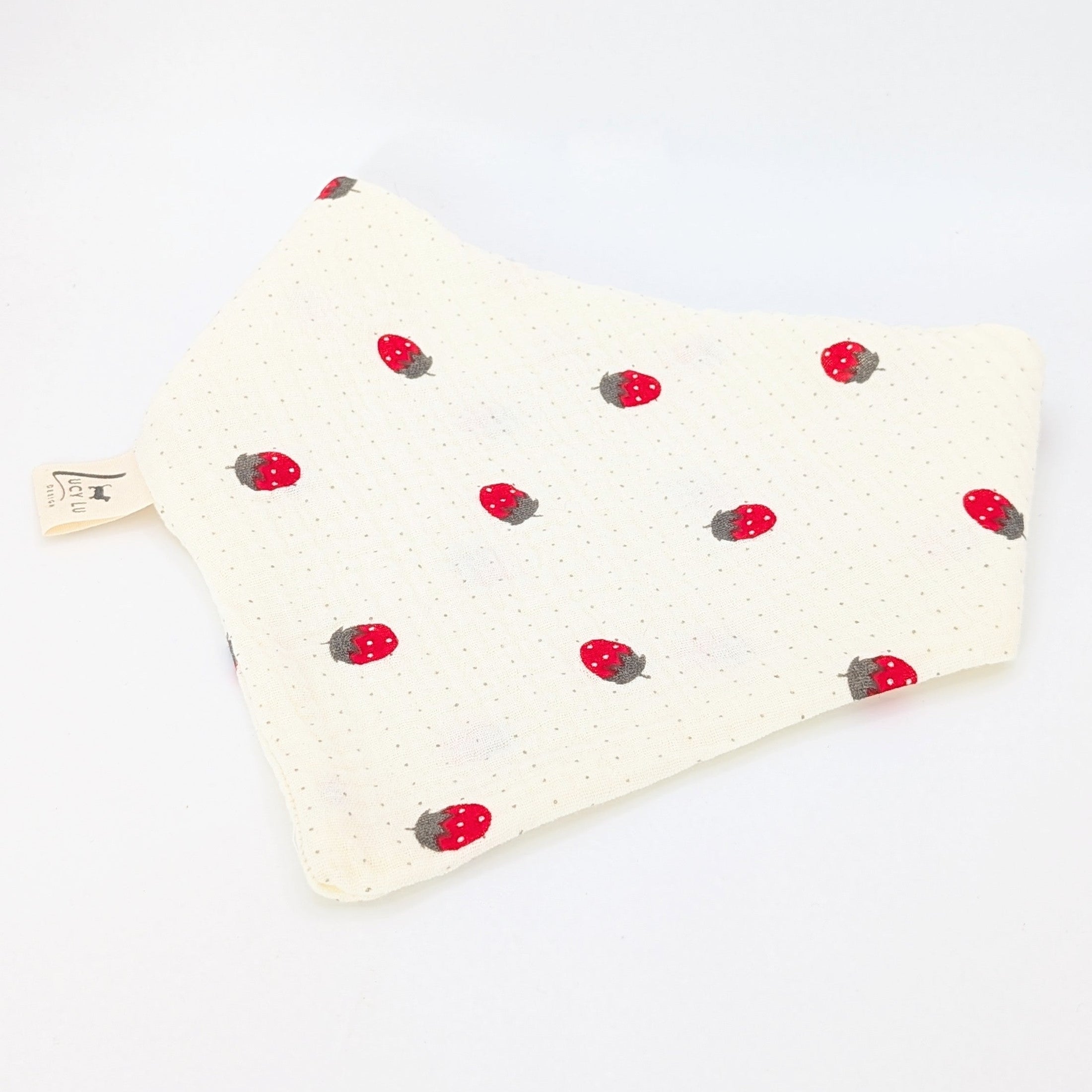 Musselin-Bandana Strawberry Dots mit kleinen Erdbeeren und feinen Punkten auf hellem Hintergrund von LucyLu Design®