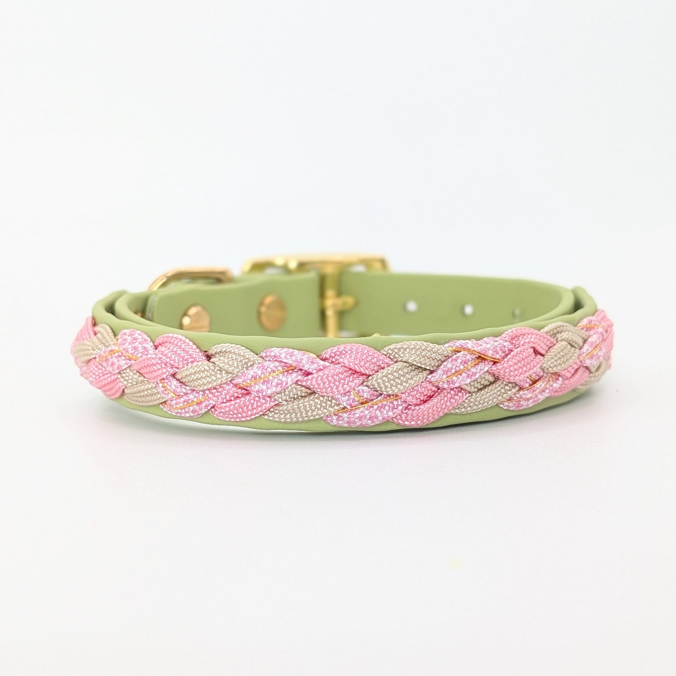Calma Bloom Hundehalsband aus geflochtenem Paracord in frischer Farbkombination, handgemacht und passend zur Calma Leine Bloom.