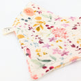 Bild in Galerie-Betrachter laden, Musselin-Bandana Wild Garden mit detailreichem Blumenprint in warmen Naturtönen von LucyLu Design®

