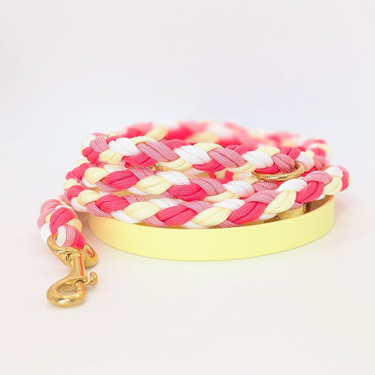 Calma Candy Cream Hundeleine aus geflochtenem Paracord in sanfter Farbkombination mit optionalem Kurzführer aus BioThane® oder Leder.
