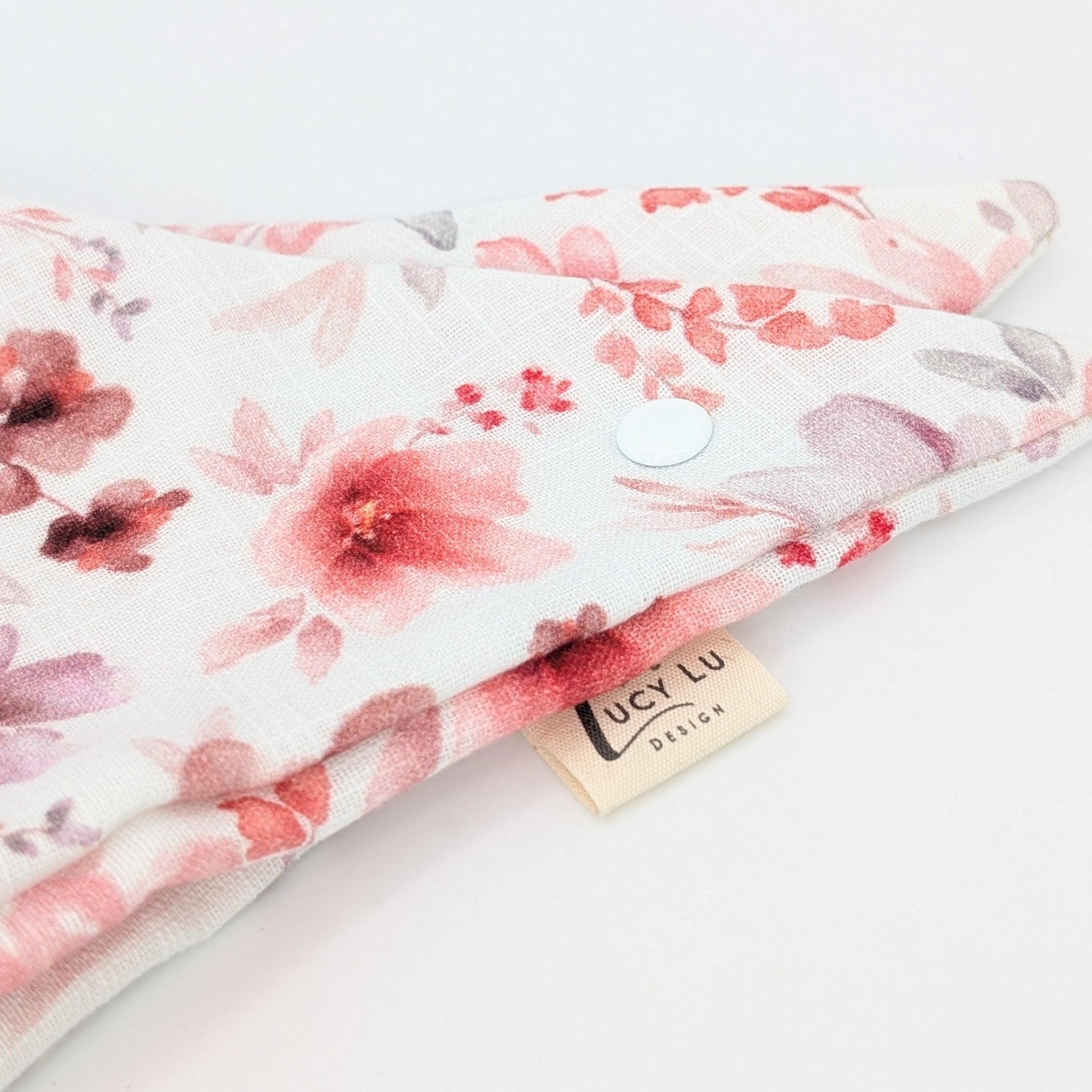 Musselin-Bandana Blossom Rose mit großen Blüten in Rosé und Apricot auf hellem Hintergrund von LucyLu Design®