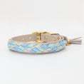 Bild in Galerie-Betrachter laden, Calma Blue Water Hundehalsband mit geflochtenem Detail aus Paracord, blau, handgemacht, Calma Kollektion
