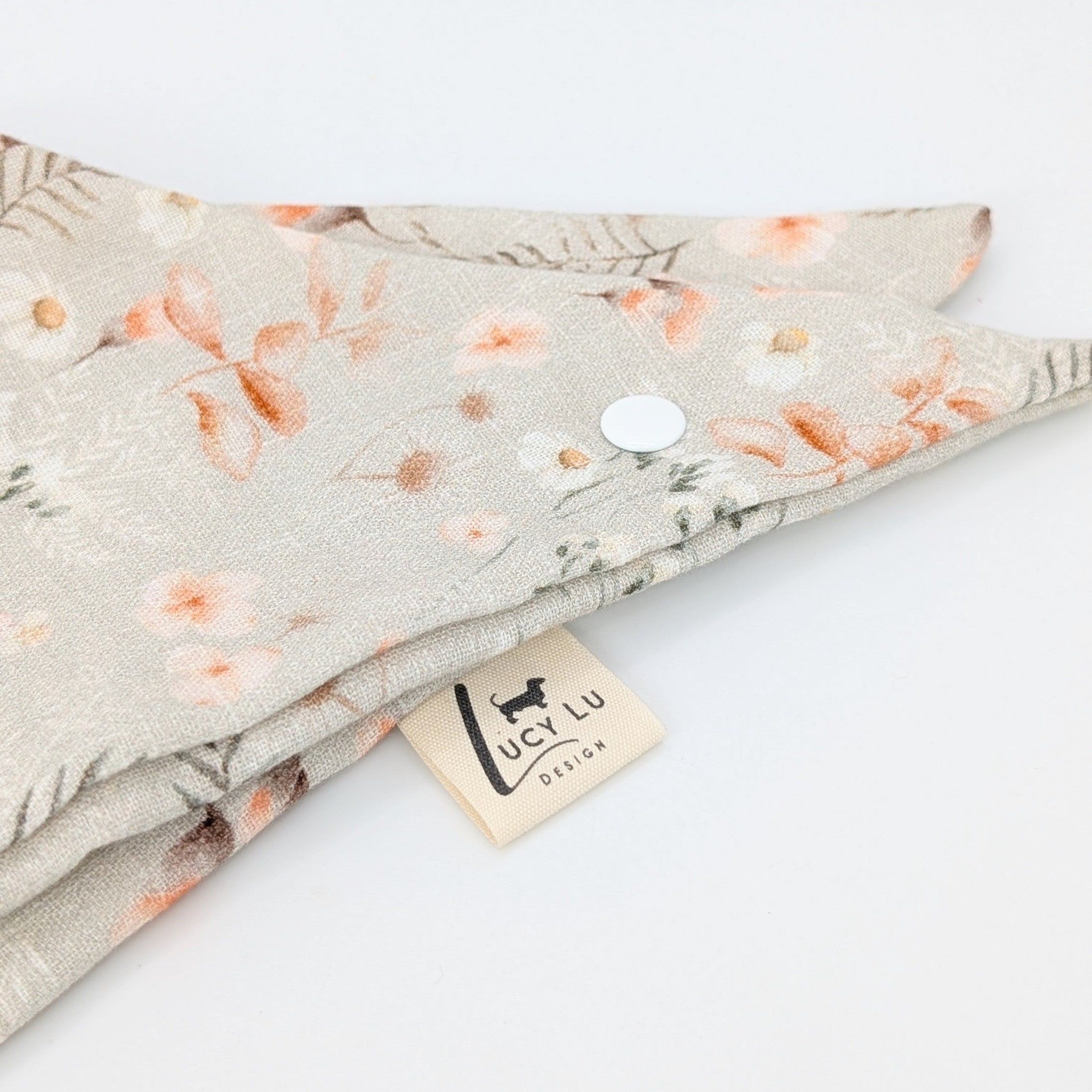 Musselin-Bandana Sage Bloom mit feinem Blumenprint auf salbeigrünem Hintergrund von LucyLu Design®