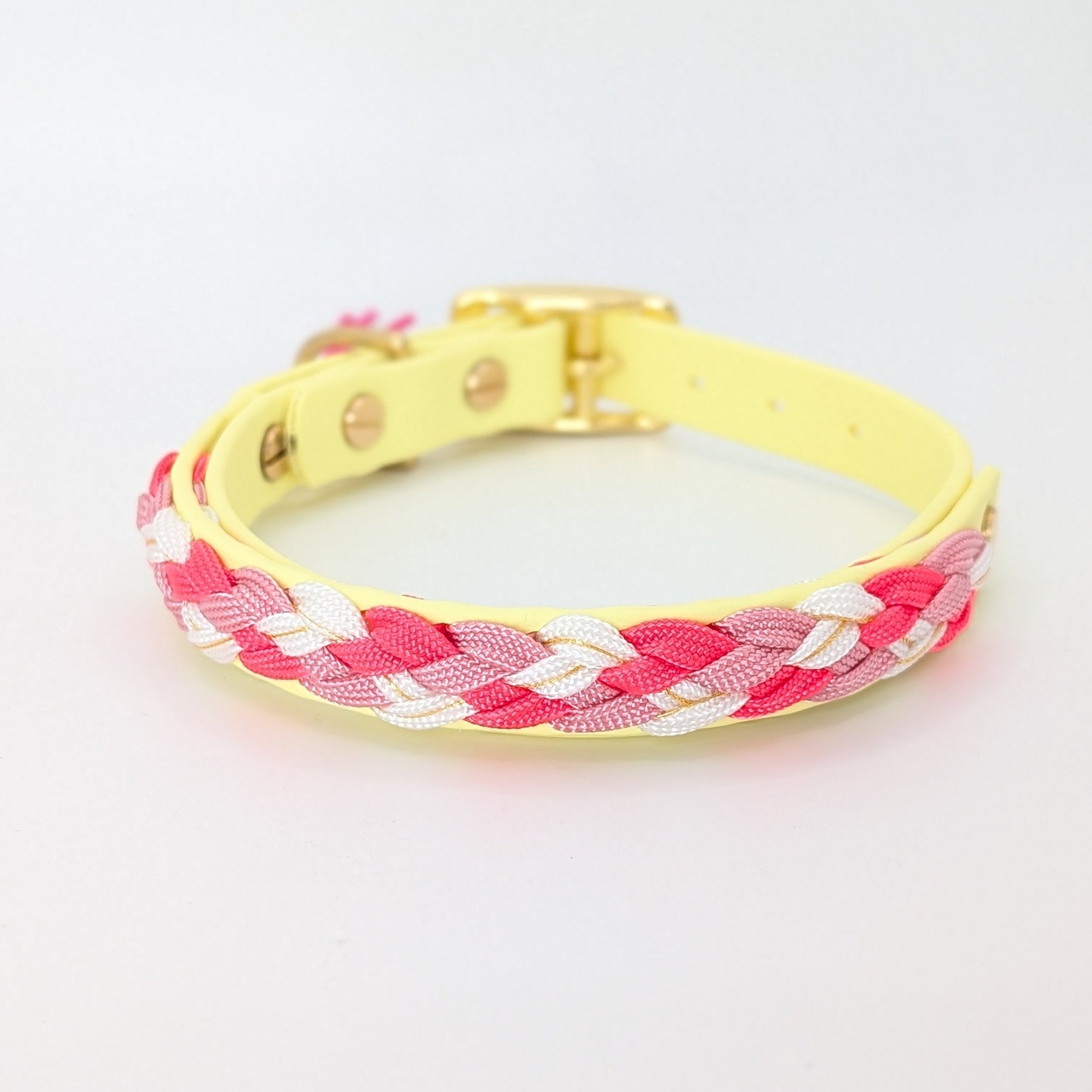 Calma Candy Cream Hundehalsband aus geflochtenem Paracord in sanfter Farbkombination, handgemacht und passend zur Calma Leine Candy Cream.