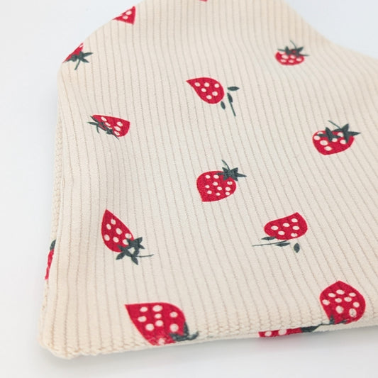 „Samtcord-Bandana Erdbeere – handgefertigtes Hundebandana aus cremefarbenem Samtcord mit Erdbeer-Print“
