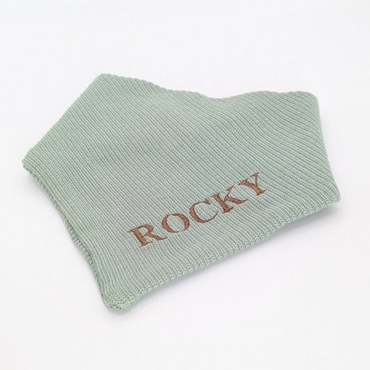 Strick-Bandana Evergreen – handgefertigtes Hundebandana aus Wolle, personalisierbar mit Namen