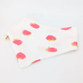 Bild in Galerie-Betrachter laden, Musselin-Bandana Strawberry Pure mit großen, weich gestalteten Erdbeeren auf weißem Hintergrund von LucyLu Design®
