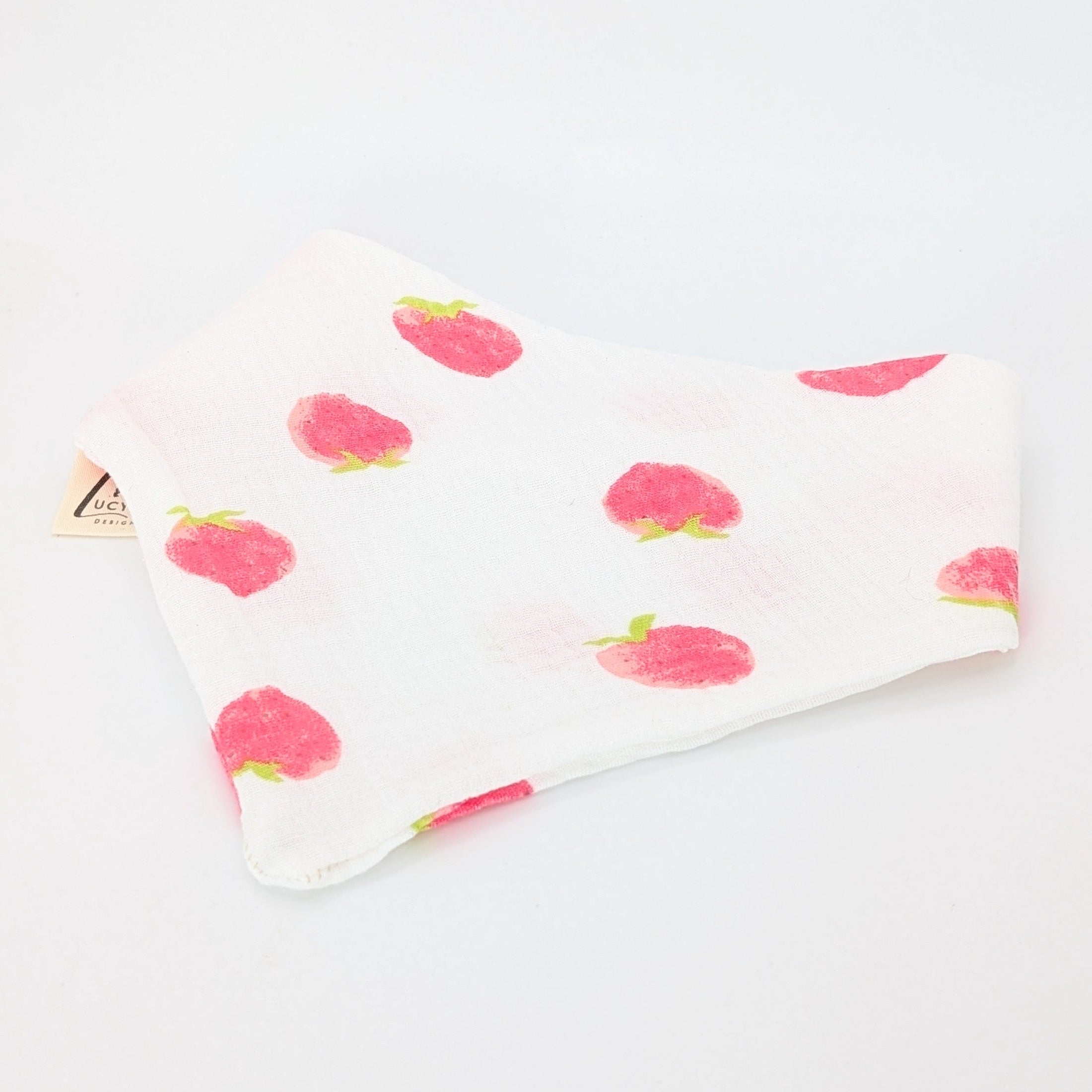 Musselin-Bandana Strawberry Pure mit großen, weich gestalteten Erdbeeren auf weißem Hintergrund von LucyLu Design®